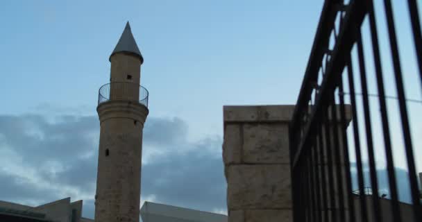 Modern Binalarla Çevrili Müslüman Camii Minaresinin Günbatımı Manzarası Din Kavramı — Stok video