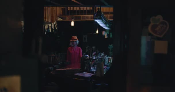Pohled Otevřenou Kavárnu Noci Figurínou Dívka Uvnitř Děsivé Noční Koncept — Stock video