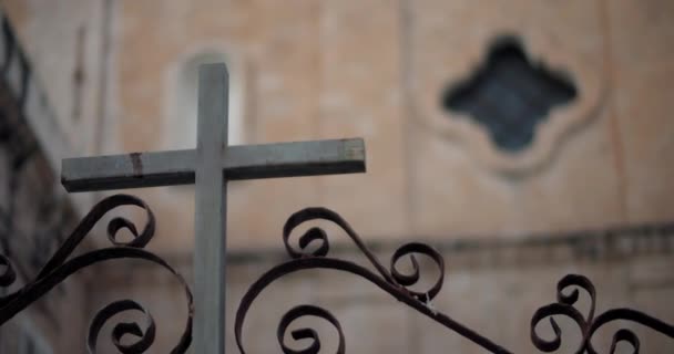 Närbild Kors Framför Den Katolska Kyrkans Entré Rack Fokus Religionsbegreppet — Stockvideo