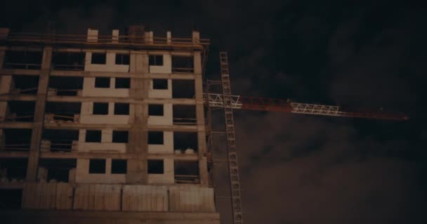 Dramatische Nachtansicht Großer Betongebäude Und Kräne Bau Dunkler Nachthimmel — Stockvideo