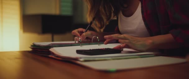 Die Junge Studentin Lernt Abends Hause Schreibt Notizen Und Rechnet — Stockvideo