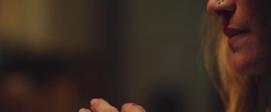 Genç kadın burnundan kanıyor, korkuyor. Korku konsepti. Sinematik yakın çekim. BMPCC 4K