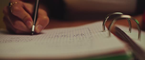 Close Sangue Pingando Caderno Enquanto Jovem Estudante Estudando Casa Conceito — Vídeo de Stock