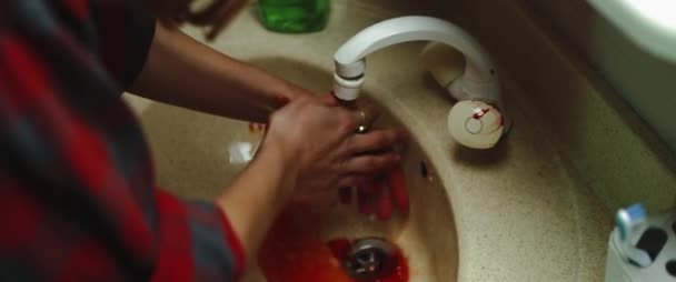 Γυναίκα Πλένει Ματωμένα Χέρια Στο Νεροχύτη Κλείσε Έννοια Δολοφονίας Τρόμου — Αρχείο Βίντεο