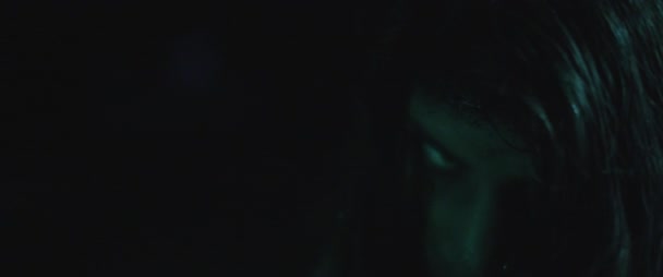 Skrämmande Läskig Zombiekvinna Med Vita Ögon Och Blodigt Ansikte Skrämmande — Stockvideo