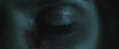 Korkunç zombi kadın, beyaz göz kapağını kapat. Korkunç bir bakış. Kadın zombiye dönüşümü. Korku filmi tarzı çekim. Yakın çekim, yavaş çekim, sinematik görünüş. BMPCC 4K