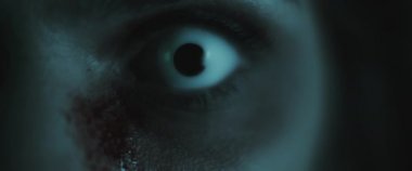 Korkunç zombi kadın, beyaz gözü kapat. Korkunç bir bakış. Kadın zombiye dönüşümü. Korku filmi tarzı çekim. Yakın çekim, yavaş çekim, sinematik görünüş. BMPCC 4K