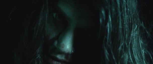 可怕的令人毛骨悚然的僵尸女人与白色的眼睛和血腥的脸 可怕的样子 女人变成僵尸的概念 恐怖风格的镜头 慢镜头 电影效果 Bmpcc — 图库视频影像