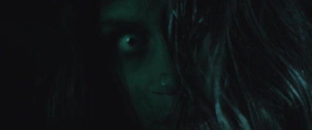 Mujer Zombie Espeluznante Aterradora Con Ojos Blancos Cara Ensangrentada Mirada — Vídeo de stock