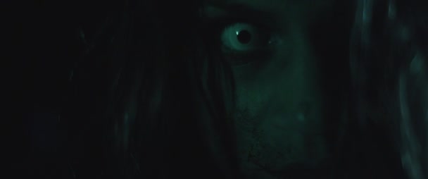 Schrecklich Gruselige Zombie Frau Mit Weißen Augen Und Blutigem Gesicht — Stockvideo