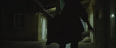 Zombi kadın geceleri binalar arasında koridorda yürüyor. Kadın zombiye dönüşümü. Korku filmi tarzı çekim. El bilgisayarı, sinematik görünüş. BMPCC 4K