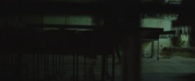 Zombi kadın gece binanın yakınından geçiyor. Kadın zombiye dönüşümü. Korku filmi tarzı çekim. El bilgisayarı, sinematik görünüş. BMPCC 4K