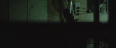 Zombi kadın gece binanın yakınından geçiyor. Kadın zombiye dönüşümü. Korku filmi tarzı çekim. El bilgisayarı, sinematik görünüş. BMPCC 4K