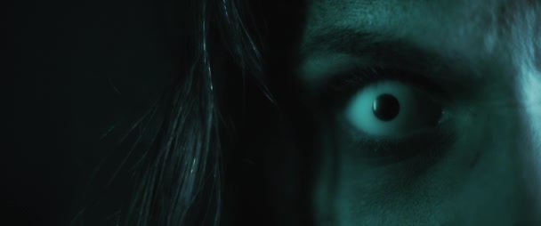 Przerażająca Przerażająca Zombie Kobieta Bliska Otwierająca Białe Oczy Przerażające Spojrzenie — Wideo stockowe