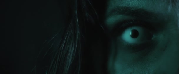 Děsivá Strašidelná Zombie Žena Zblízka Otevření Bílého Oka Strašidelný Pohled — Stock video