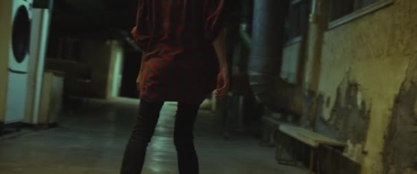 Donna Zombie Che Cammina Attraverso Corridoio Tra Gli Edifici Notte — Video Stock