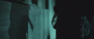 Zombi kadın gece yarısı binanın dışında yürüyordu. Kadın zombiye dönüşümü. Korku filmi tarzı çekim. El bilgisayarı, sinematik görünüş. BMPCC 4K