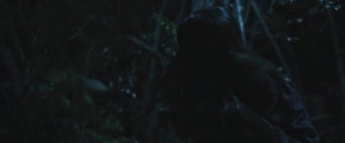 Korkunç zombi yaratık kadın ormanda insan eli yiyor. Kapatın. Kadın zombiye dönüşümü. Korku filmi tarzı çekim. Yakın çekim, el kamerası, sinematik görünüş. BMPCC 4K