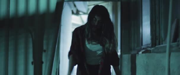 Donna Zombie Che Cammina Fuori Dall Edificio Notte Trasformazione Della — Video Stock