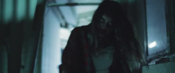Zombie Frau Die Nachts Vor Dem Gebäude Spaziert Die Verwandlung — Stockvideo