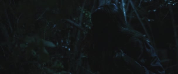 可怕的僵尸生物女人在森林里吃人的手 靠近点女人变成僵尸的概念 恐怖片风格拍摄 电影风格 Bmpcc — 图库视频影像