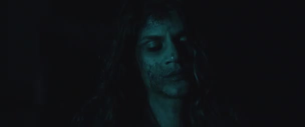 Gros plan d'une femme zombie effrayante, avec un visage ensanglanté la nuit. Au clair de lune. Ferme là. Transformation de la femme en concept zombie. Un film d'horreur. Gros plan, main, regard cinématographique. BMPCC 4K 