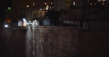 Gece inşaat alanında çalışan bir inşaat işçisinin kapanışı. Ağır çekim. BMPCC 4K