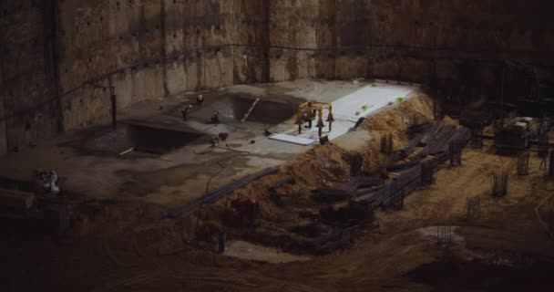 Gente Que Trabaja Construcción Subterránea Obra Por Noche Tiro Largo — Vídeos de Stock