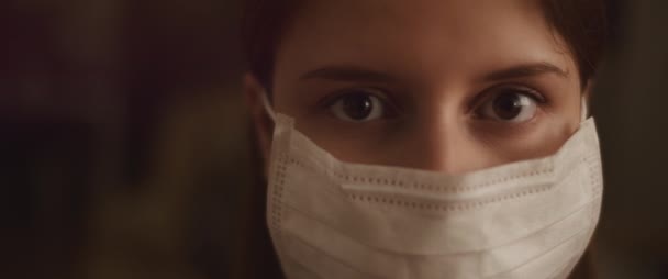 Extreme Close Van Een Jonge Vrouw Met Een Beschermend Masker — Stockvideo