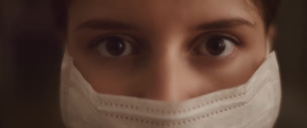 保護マスクを着用した若い女性の極端なクローズアップ 健康と安全の生活 ウイルス保護 パンデミックの概念 スローモーション Bmpcc — ストック動画