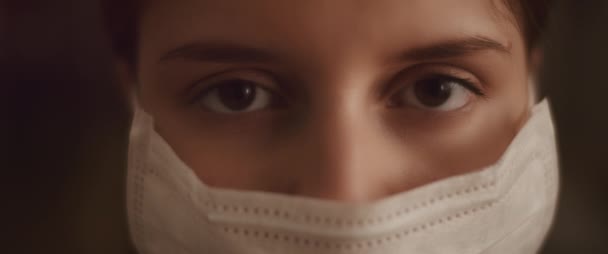 一个戴着防护面具睁开眼睛的年轻女子的特写镜头 健康和安全生命的概念 病毒保护 大流行病 慢动作Bmpcc — 图库视频影像