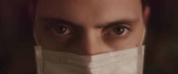 Koruyucu Maske Takan Gözleri Tamamen Açık Genç Bir Adamın Aşırı — Stok video