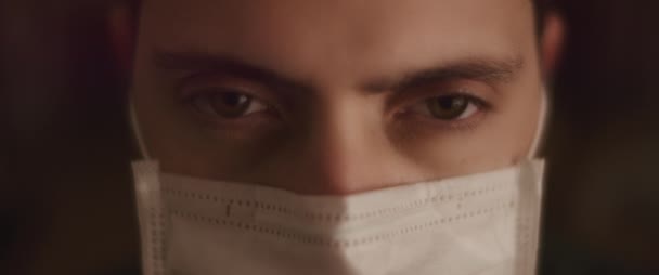 Extreme Nahaufnahme Eines Jungen Mannes Der Seine Augen Öffnet Während — Stockvideo