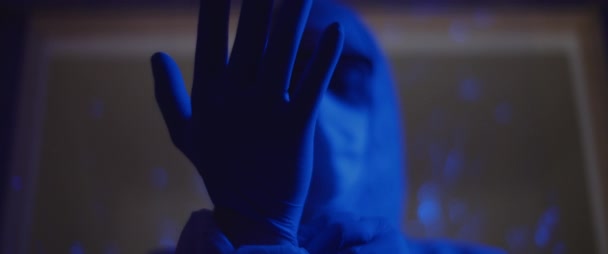 Человек Дезинфекции Покрывала Перчатках Готовится Войти Лабораторию Концепция Здоровья Безопасности — стоковое видео