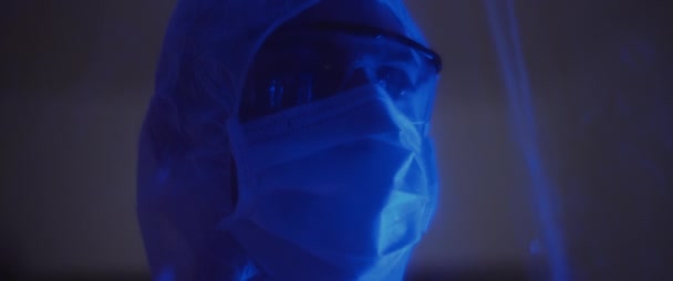 一个戴着面具和眼镜穿着防护服的男人的近视 环顾四周 健康和安全生命的概念 病毒保护 大流行病 慢动作 Bmpcc — 图库视频影像