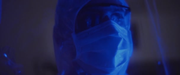 보호용 양복을 남자가마스크와 안경을 주위를 둘러보고 있습니다 안전의 바이러스 세계적 — 비디오