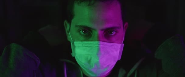 Portrét Mladého Muže Ochrannou Maskou Oblečeného Mikině Pojem Zdraví Bezpečnosti — Stock video