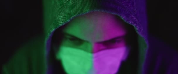 Portrait Jeune Homme Avec Masque Protection Vêtu Sweat Capuche Levant — Video