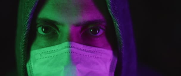 Koruyucu Maskeli Kapüşonlu Genç Bir Adamın Portresi Sağlık Güvenlik Kavramı — Stok video