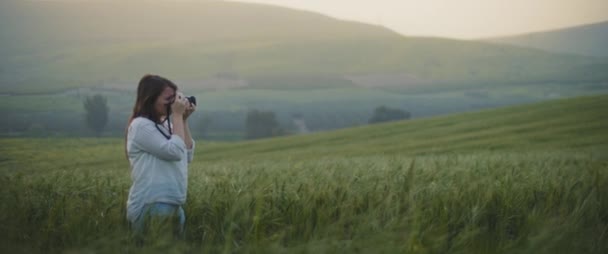 Mladá Dívka Fotografující Krajinu Vintage Kamerou Uprostřed Pšeničného Pole Při — Stock video