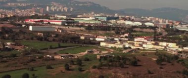 Güneşli bir günde havalandıktan sonra bir uçağın penceresinden şehrin havadan görünüşü. Macera, seyahat, seyahat konsepti. Yavaş Hareket, BMPCC 4K. 