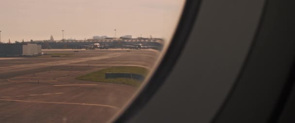 Flugzeug Bewegt Sich Auf Der Landebahn Mit Flughafenterminal Hintergrund Blick — Stockvideo