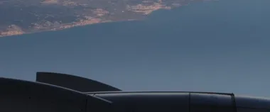 Deniz manzarası ve kıyı şeridi. Bir uçak penceresinden bak. Macera, seyahat, seyahat konsepti. Yavaş Hareket, BMPCC 4K. 