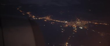 İstanbul 'un gece vakti uçak penceresinden havadan görünüşü. Gece vakti Türkiye üzerinde uçan bir uçak. Macera, seyahat, seyahat konsepti. Yavaş Hareket, BMPCC 4K. 
