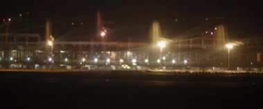 Uçak gece havaalanı terminaline iniyor. Bir uçak penceresinden bak. Macera, seyahat, seyahat konsepti. Yavaş Hareket, BMPCC 4K. 