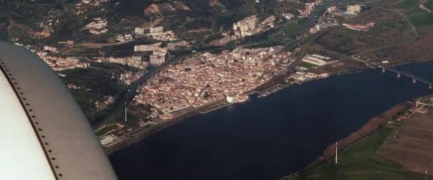 Vista Aérea Pequeña Ciudad Junto Río Desde Ventana Avión Después — Vídeo de stock