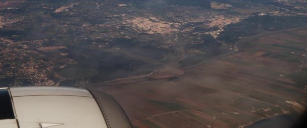 Luftaufnahme Von Kleinstädten Und Landschaft Aus Dem Fenster Eines Flugzeugs — Stockvideo