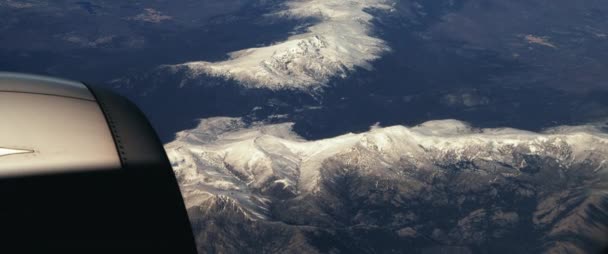 Das Flugzeug Fliegt Über Die Schneebedeckten Berggipfel Blick Durch Ein — Stockvideo