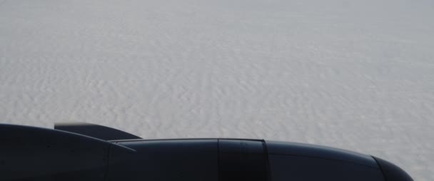 Samolot Przelatuje Nad Płaskimi Białymi Chmurami Wyglądającymi Jak Śnieg Widok — Wideo stockowe
