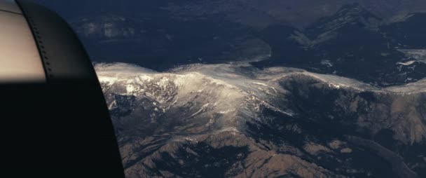 Das Flugzeug Fliegt Über Die Schneebedeckten Berggipfel Blick Durch Ein — Stockvideo